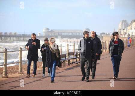 Hastings, East Sussex, UK. 20. Oktober 2017. Sonnig mit sehr stürmischen Bedingungen, Windgeschwindigkeit 25 km/h und Böen von bis zu 41 mph. Diese Touristen scheinen aber nicht in den Sinn. Prognose für stürmisches Wetter für das Wochenende. Foto: Paul Lawrenson/Alamy leben Nachrichten Stockfoto