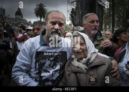 Bundeshauptstadt, Buenos Aires, Argentinien. September 2017. Ein Demonstrant versammelte sich, um gegen das Verschwinden von Santiago Maldonado seit dem 1. August 2017 zu protestieren, während er eine Kleidung mit dem Foto von Santiago Maldonado trug. Trotz des Regens versammelten sich am Sonntag Tausende von Demonstranten auf der Plaza de Mayo, die von den Verwandten und Freunden von Santiago Maldonado zwei Monate nach seinem Verschwinden empfangen wurden, nachdem er sich Berichten zufolge bei einem Angriff auf ein Lager von Mapuche-Demonstranten in Patagonien, südlich von Argentinien, vor argentinischen Polizeiwachen ergeben hatte. Verschiedene Proteste wurden in mehreren anderen gesehen Stockfoto