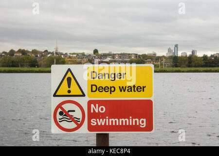 Die Gefahr kein schwimmen neben einem der Stauseen in Walthamstow Feuchtgebiete Stockfoto