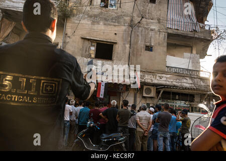 Beirut, Beirut, Libanon. Oktober 2017. Syrer jeden Alters haben sich das historische Spiel gegen Australien angeschaut. Sie veranlasste einige Kritiker, syrische Flaggen auf der Weltbühne zu verurteilen und nannte es einen Propagandasieg für das kriegerische Assad-Regime. Quelle: SOPA/ZUMA Wire/Alamy Live News Stockfoto