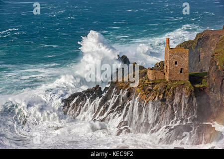 Botallack, England. 16. Oktober, 2017. massive Wellen, erstellt von Hurrikan Ophelia, Absturz in botallack Zinnminen, die Kronen. Ein 20 ft Swell gen Stockfoto