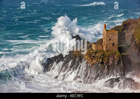 Botallack, England. 16. Oktober, 2017. massive Wellen, erstellt von Hurrikan Ophelia, Absturz in botallack Zinnminen, die Kronen. Ein 20 ft Swell gen Stockfoto