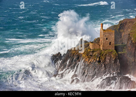 Botallack, England. 16. Oktober, 2017. massive Wellen, erstellt von Hurrikan Ophelia, Absturz in botallack Zinnminen, die Kronen. Ein 20 ft Swell gen Stockfoto