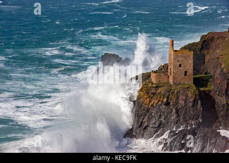 Botallack, England. 16. Oktober, 2017. massive Wellen, erstellt von Hurrikan Ophelia, Absturz in botallack Zinnminen, die Kronen. Ein 20 ft Swell gen Stockfoto