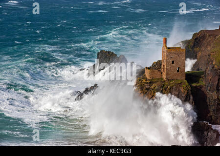 Botallack, England. 16. Oktober, 2017. massive Wellen, erstellt von Hurrikan Ophelia, Absturz in botallack Zinnminen, die Kronen. Ein 20 ft Swell gen Stockfoto