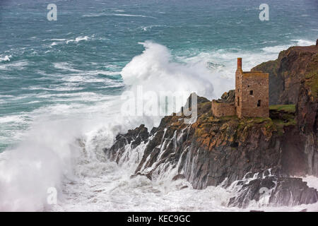 Botallack, England. 16. Oktober, 2017. massive Wellen, erstellt von Hurrikan Ophelia, Absturz in botallack Zinnminen, die Kronen. Ein 20 ft Swell gen Stockfoto