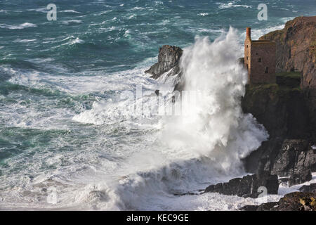 Botallack, England. 16. Oktober, 2017. massive Wellen, erstellt von Hurrikan Ophelia, Absturz in botallack Zinnminen, die Kronen. Ein 20 ft Swell gen Stockfoto