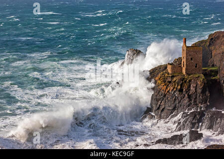 Botallack, England. 16. Oktober, 2017. massive Wellen, erstellt von Hurrikan Ophelia, Absturz in botallack Zinnminen, die Kronen. Ein 20 ft Swell gen Stockfoto