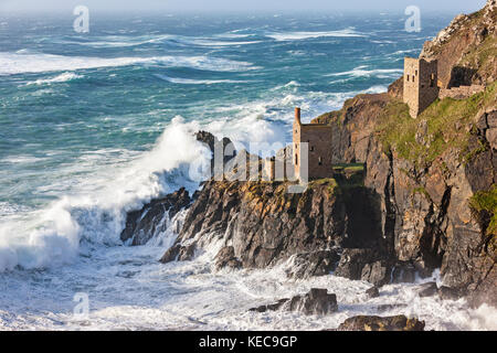 Botallack, England. 16. Oktober, 2017. massive Wellen, erstellt von Hurrikan Ophelia, Absturz in botallack Zinnminen, die Kronen. Ein 20 ft Swell gen Stockfoto