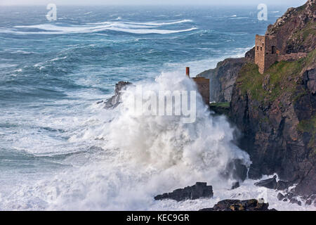 Botallack, England. 16. Oktober, 2017. massive Wellen, erstellt von Hurrikan Ophelia, Absturz in botallack Zinnminen, die Kronen. Ein 20 ft Swell gen Stockfoto