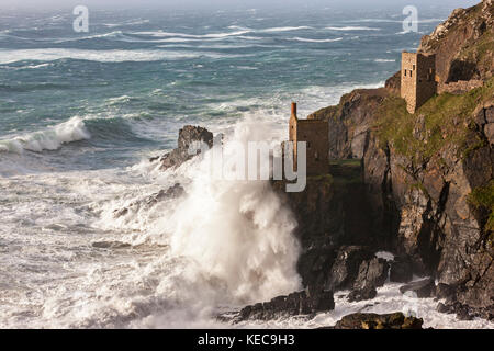 Botallack, England. 16. Oktober, 2017. massive Wellen, erstellt von Hurrikan Ophelia, Absturz in botallack Zinnminen, die Kronen. Ein 20 ft Swell gen Stockfoto