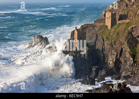 Botallack, England. 16. Oktober, 2017. massive Wellen, erstellt von Hurrikan Ophelia, Absturz in botallack Zinnminen, die Kronen. Ein 20 ft Swell gen Stockfoto