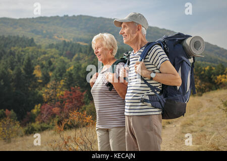 Zwei ältere Wanderer weg schauen im Freien Stockfoto