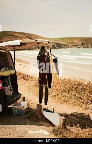 Ein Surfer van am Strand mit einem Neoprenanzug hängen zum Trocknen draußen geparkt. Stockfoto