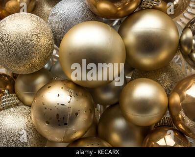 In der Nähe von Gold und Silber funkelnden Christbaumkugeln Stockfoto