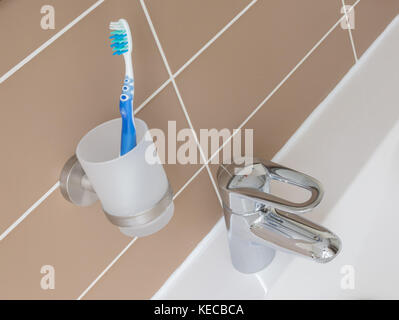 Zahnbürste in einem Badezimmer-selektiven Fokus auf die Zahnbürste Stockfoto