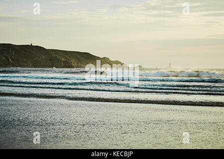 Ein leerer Sandstrand an der Küste von Finistere in der Bretagne. Stockfoto