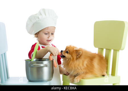 Cute little boy Feeds lustige Hunde zu Hause Stockfoto