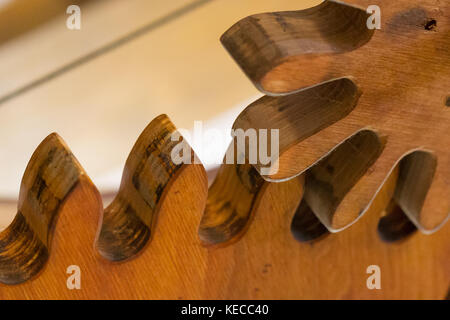 Im inneren Mechanismus, Uhrwerk mit Arbeiten Zahnräder - Holz - Deutschland Stockfoto