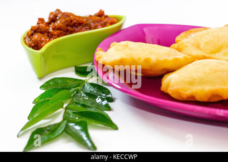 Gebratene pathiri mit Huhn Stockfoto