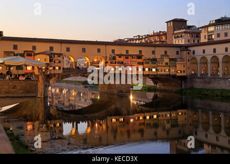 Ponte Vecchio und Vasari Korridor über den Fluss Arno am frühen Abend, Florenz, Toskana, Italien, Europa. Stockfoto