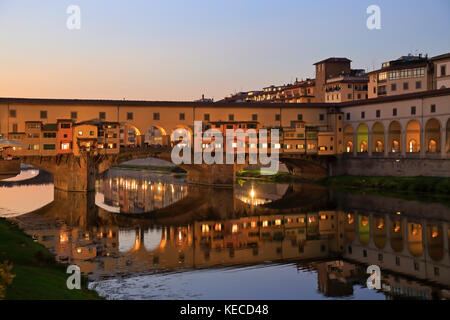 Ponte Vecchio und Vasari Korridor über den Fluss Arno am frühen Abend, Florenz, Toskana, Italien, Europa. Stockfoto