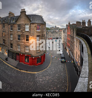 Edinburgh, Großbritannien - 12 September 2017: Victoria Street am Morgen, Edinburgh, Schottland. Victoria Street führt zu den Grassmarket, Stockfoto