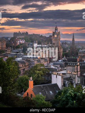 Blick auf Edinburgh von Calton Hill bei Sonnenuntergang, Schottland, Vereinigtes Königreich Stockfoto