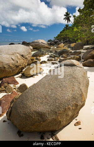 Die Seychellen, Mahe, Beau Vallon, Strand, Granit Felsen am Meer geformt Stockfoto