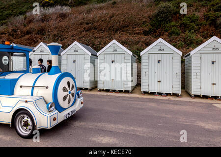 Ein spezieller Zug vorbei an Strand Hütten auf dem Bournemouth Seafront Stockfoto