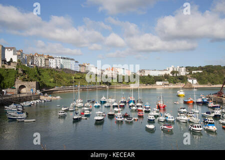 Boote im Hafen von Tenby, Pembrokeshire, Wales Stockfoto