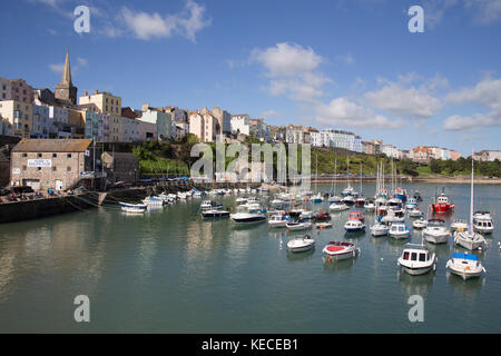 Boote im Hafen von Tenby, Pembrokeshire, Wales Stockfoto