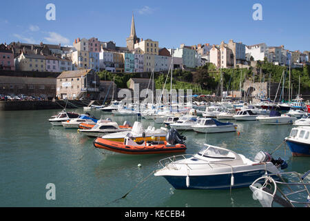 Boote im Hafen von Tenby, Pembrokeshire, Wales Stockfoto