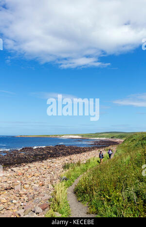 John O' Groats, Schottland. Wanderer auf Fußweg von John O'Groats Duncansby Head, den tatsächlichen Nord östlicher Punkt in Mainland UK. Stockfoto