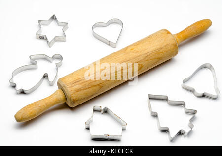 Rolling Pin mit Ausstecher auf einem weißen Hintergrund, isoliert Stockfoto