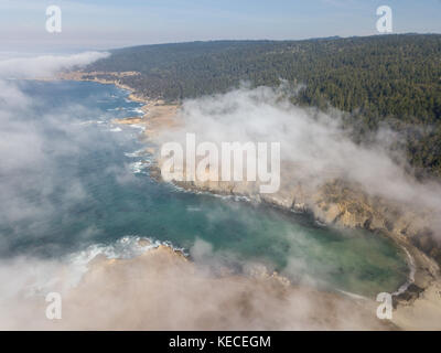 Nebel beginnt über die malerische Küste im nördlichen Kalifornien Sonoma zu driften. Stockfoto