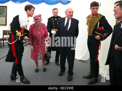 Königin Elizabeth II. Trifft Veteran Percy Austen (dritte links) bei einem Empfang nach dem 70. Jahrestag der Königstruppe Royal Horse Artillery im Hyde Park, London. Stockfoto