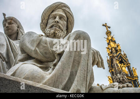 Allegorische Marmor Skulpturen aus Afrika, an einer Ecke des historischen Albert Memorial, in Kensington Gardens, London W2, England, UK. Stockfoto