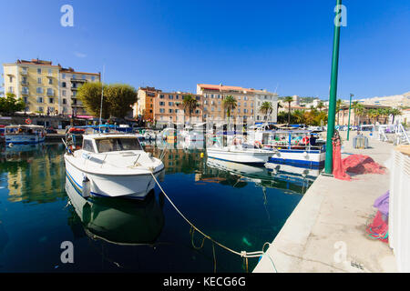 Ajaccio, Frankreich - 11. Oktober 2014: Der Hafen mit verschiedenen Boote, lokalen Unternehmen, Einheimische und Besucher, in Ajaccio, Korsika, Frankreich Stockfoto