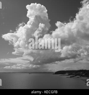 Große Wolke über Whitehead, County Antrim Stockfoto