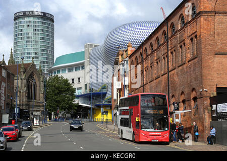 Ein Blick entlang Digbeth, Birmingham, UK, in Richtung der Bullring Einkaufszentrum in der Innenstadt. Auch sichtbar sind die Rotunde und die Selfridges. Stockfoto