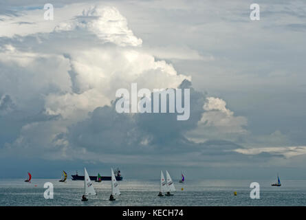 Große cumulus Cloud & Segeln Boote von Whitehead, Nordirland Stockfoto