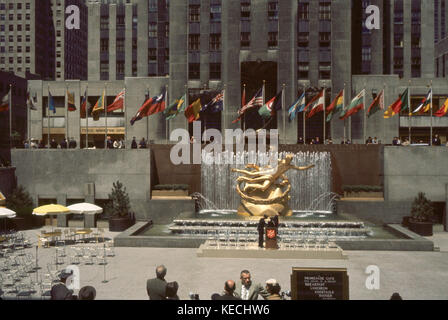 Lower Plaza mit Statue des Prometheus, das Rockefeller Center, New York City, New York, USA, Juli 1961 Stockfoto