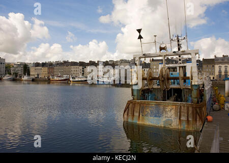 Fischereifahrzeuge im Bassin du Commerce, Cherbourg, Normandie, Frankreich: Quai Alexandre III Beyond Stockfoto