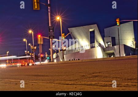 Nationales Holocaust-Denkmal in Ottawa. Sie werden zu Beginn der Arbeit am Morgen aufgenommen. Lichtpfade zeigen den Verkehr auf Wellington St/Sir John A MacDonald Parkway. Stockfoto