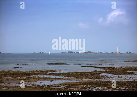 Leuchtturm le Phare de Héaux von Le Sillon de Talbert, eine lange Halbinsel von Sand und Kies, Presqu'ile Sauvage, Côtes-d'Armor, Bretagne, Frankreich Stockfoto