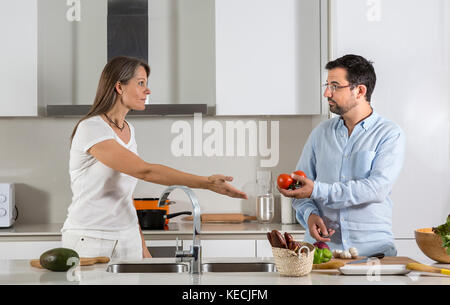 Paar streiten während der Zubereitung von Speisen in einer Küche Stockfoto