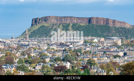 Blick auf die Salisbury Crags mit Blick auf Edinburgh, Schottland, Großbritannien Stockfoto