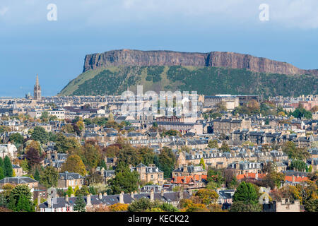 Blick auf die Salisbury Crags mit Blick auf Edinburgh, Schottland, Großbritannien Stockfoto