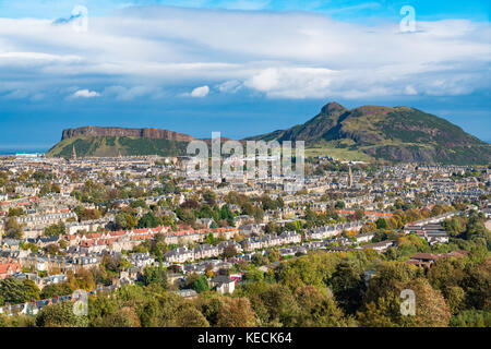 Blick auf Salisbury Crags und Arthur's Seat Hill mit Blick auf Edinburgh, Schottland, Großbritannien Stockfoto